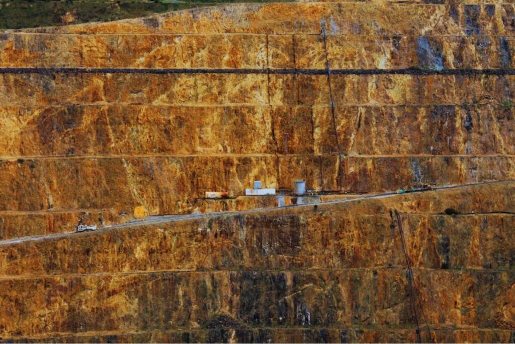 China acaba de encontrar en Hunan una reserva de oro que cambia las reglas: un yacimiento monumental con vetas que sorprenden incluso a la geología moderna