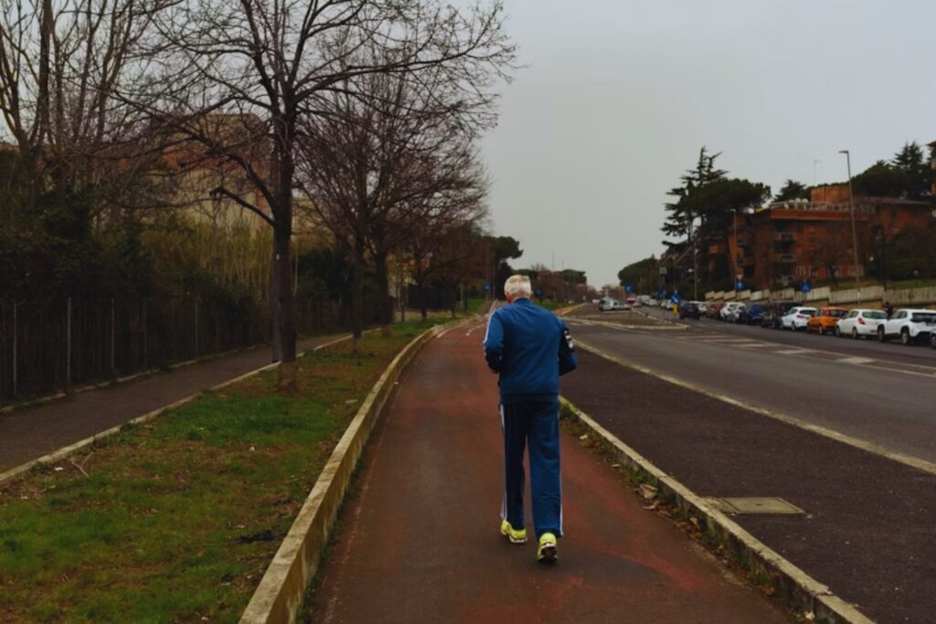 El secreto del envejecimiento activo no está solo en caminar. Un estudio revela qué ejercicio marca la diferencia después de los 60
