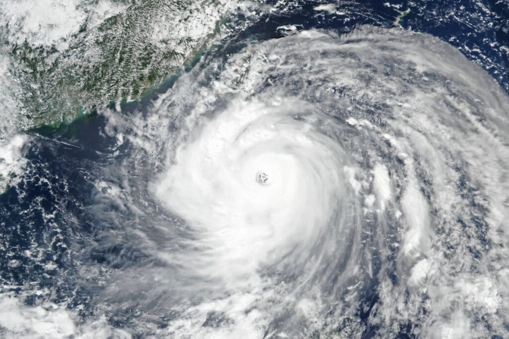 Las impactantes imágenes desde el espacio del supertifón Ragasa, el monstruo que golpea Filipinas y amenaza al sur de China