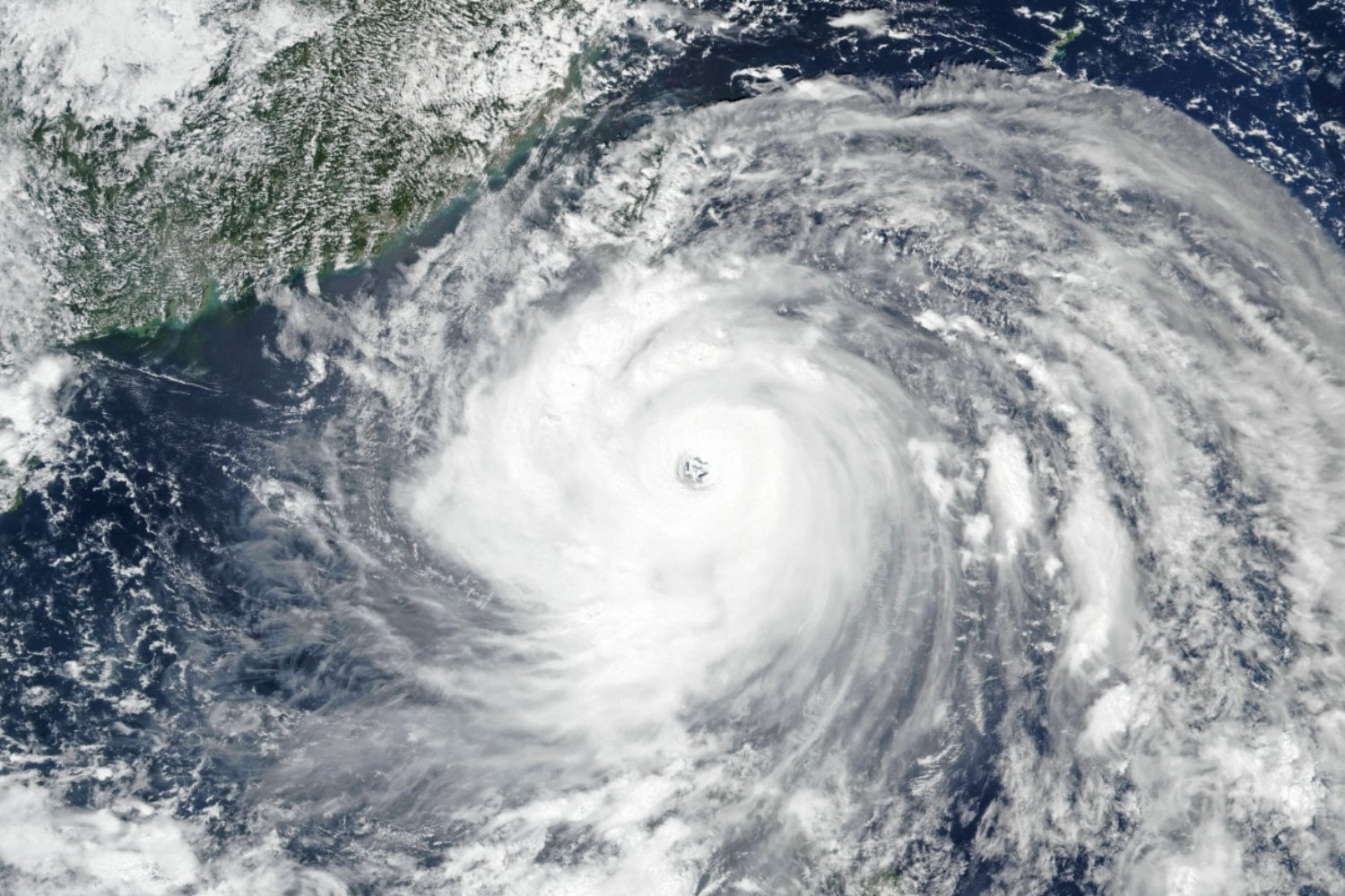 Las impactantes imágenes desde el espacio del supertifón Ragasa, el monstruo que golpea Filipinas y amenaza al sur de China