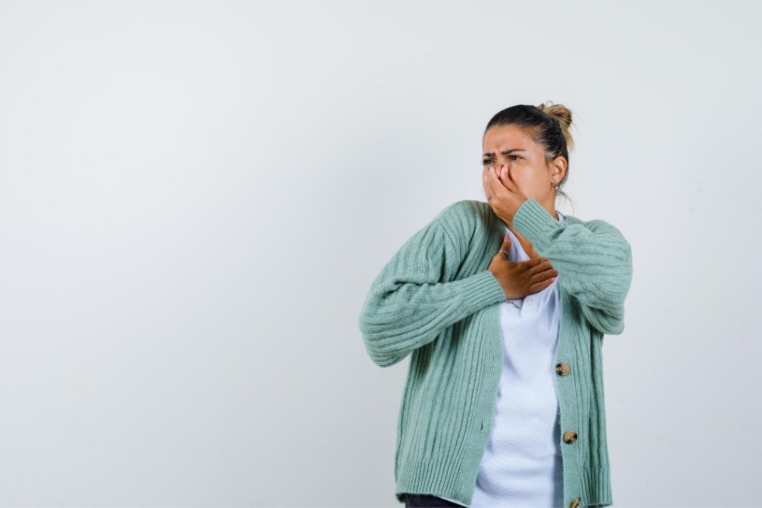 Por qué las mujeres sienten más asco que los hombres: la explicación evolutiva detrás de esta emoción