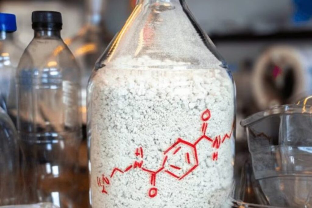 De residuo tóxico a herramienta climática: así funciona el material que convierte plásticos en captadores de CO₂