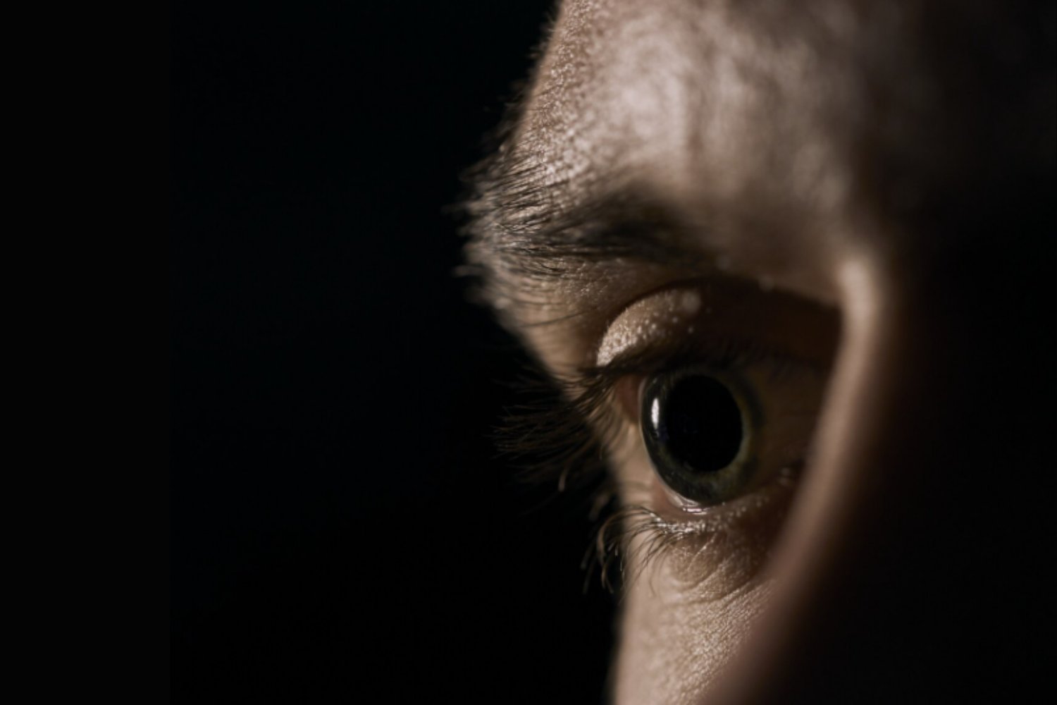 ¿Cuál es tu ojo dominante? El sencillo truco casero que revela qué ojo lidera tu visión
