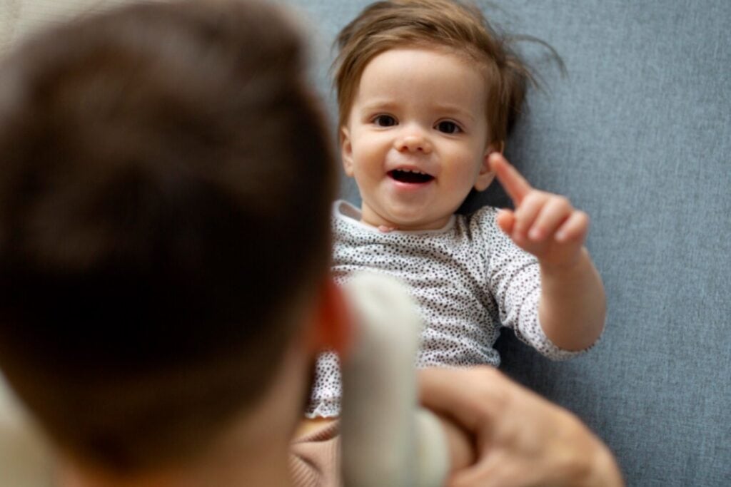 Palabras y gestos: el poderoso dúo que potencia la atención de los bebés