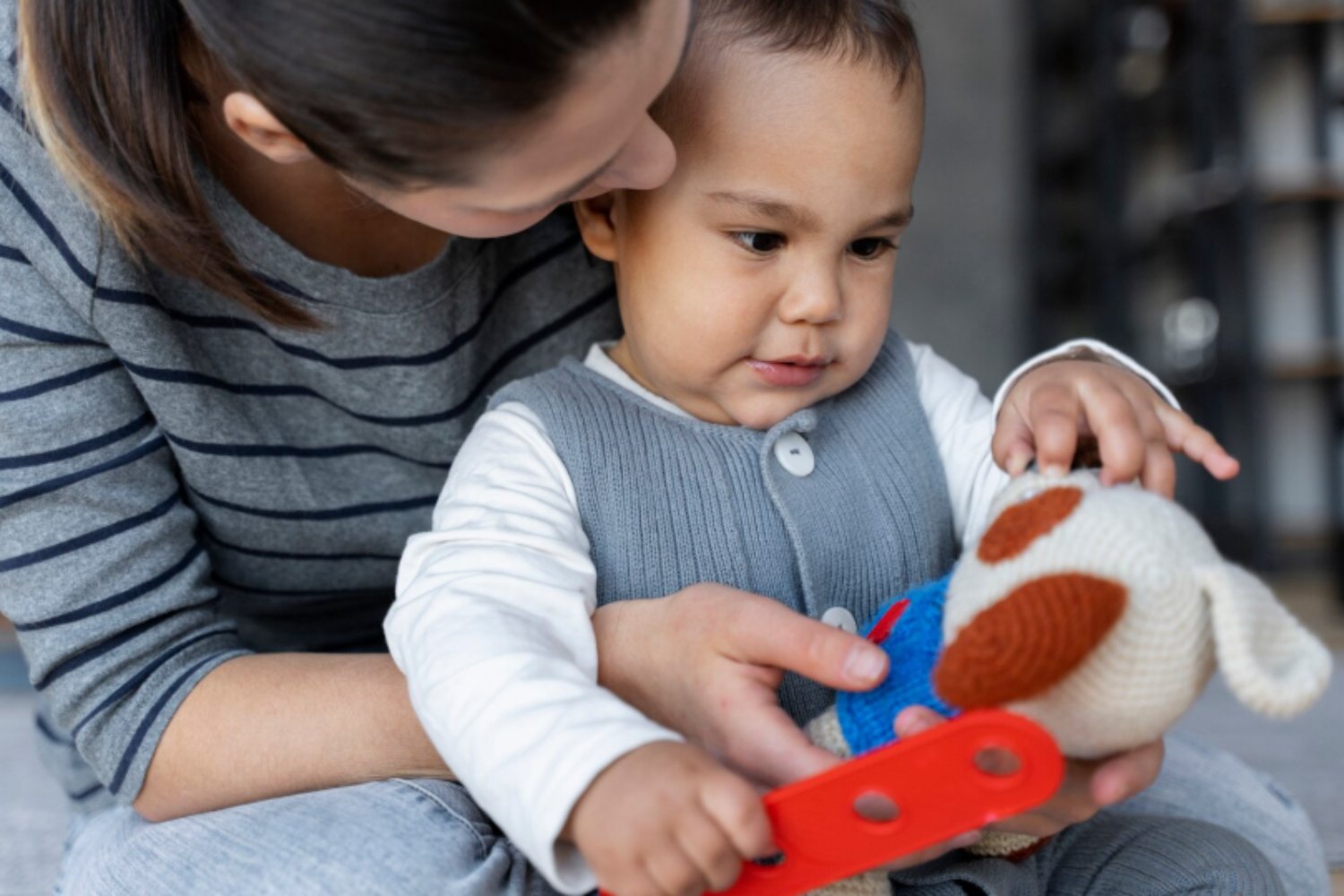 Palabras y gestos: el poderoso dúo que potencia la atención de los bebés
