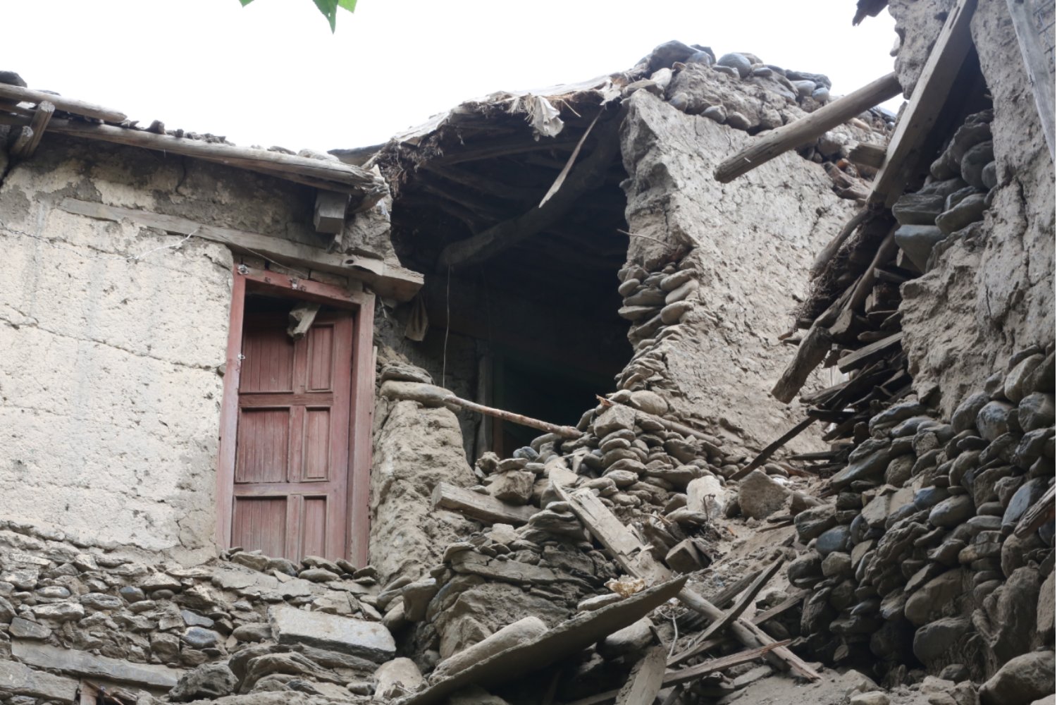 Tragedia en Afganistán: un terremoto de 6,0 deja más de 800 muertos y miles de heridos