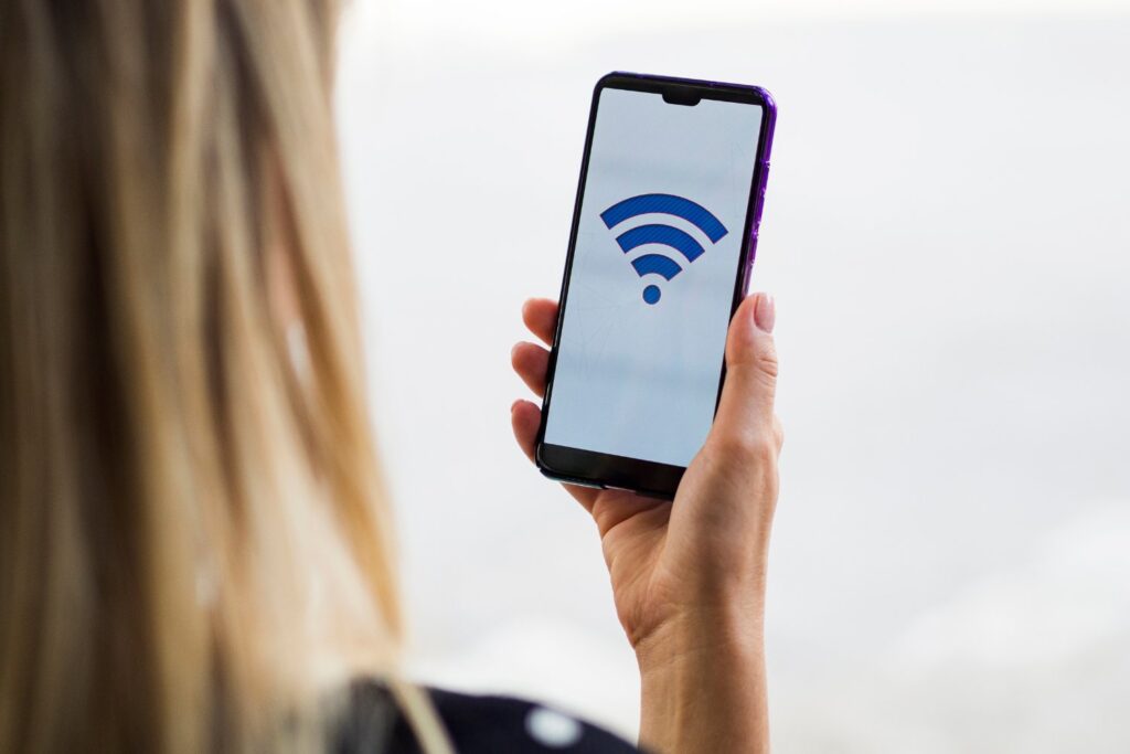 WiFi público: cómo conectarse de forma segura sin exponer tus datos personales
