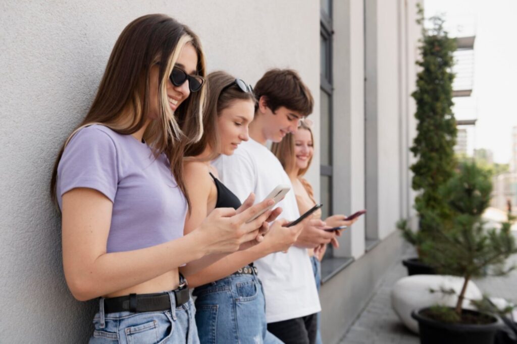 Cómo los algoritmos de las redes sociales moldean el cerebro adolescente