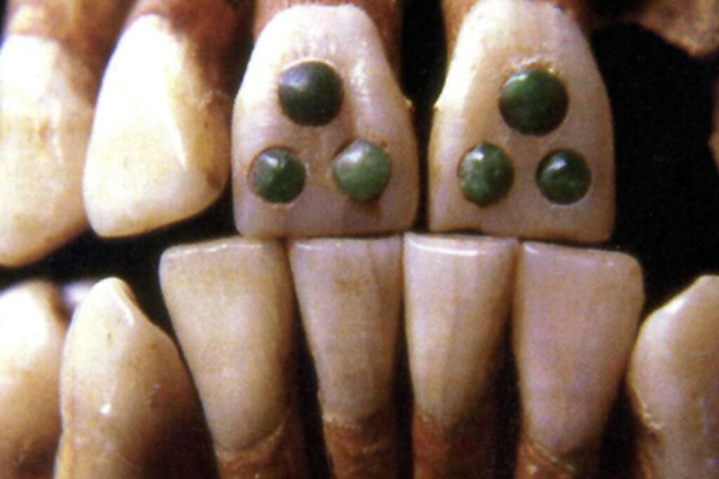 Los niños mayas también llevaban joyas: jade incrustado en dientes revela un rito temprano de identidad