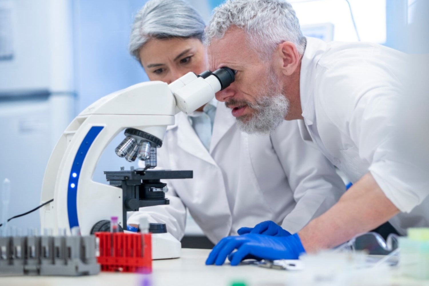 Biología espejo: la ciencia que crea moléculas en reverso y divide a la comunidad científica