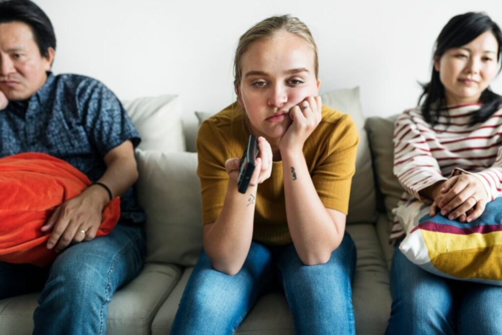 La juventud triste: por qué el smartphone rompió la curva de la felicidad