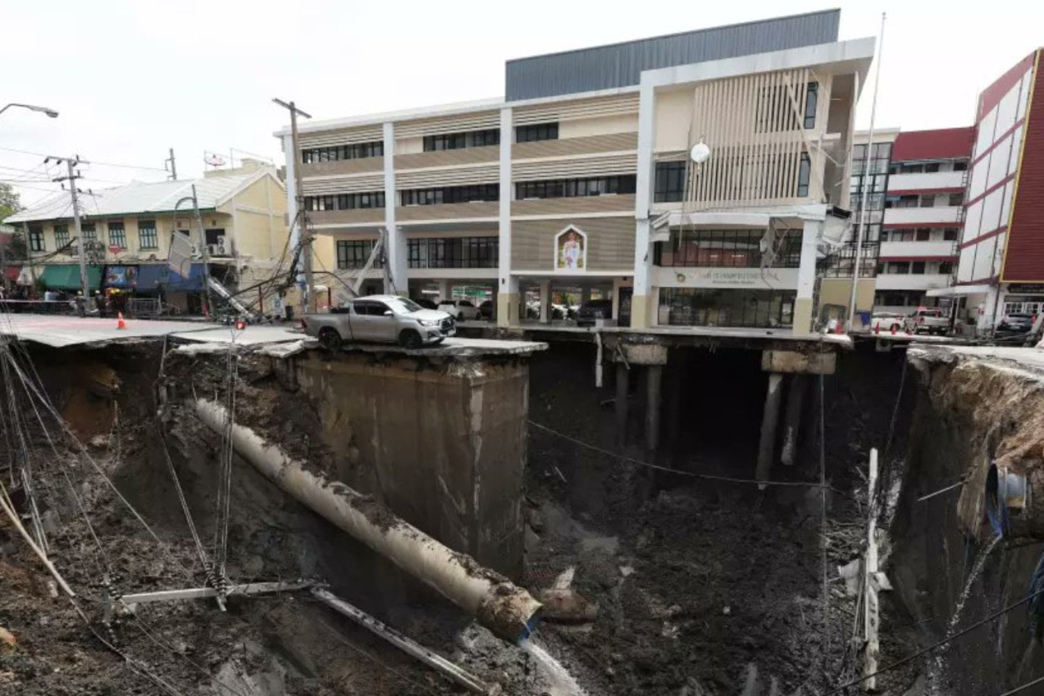 Vídeo: terror en Tailandia — Un socavón gigante frente a un hospital engulle varios coches