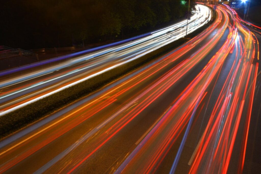 Astrónomos identifican señales que aparentan superar la velocidad de la luz