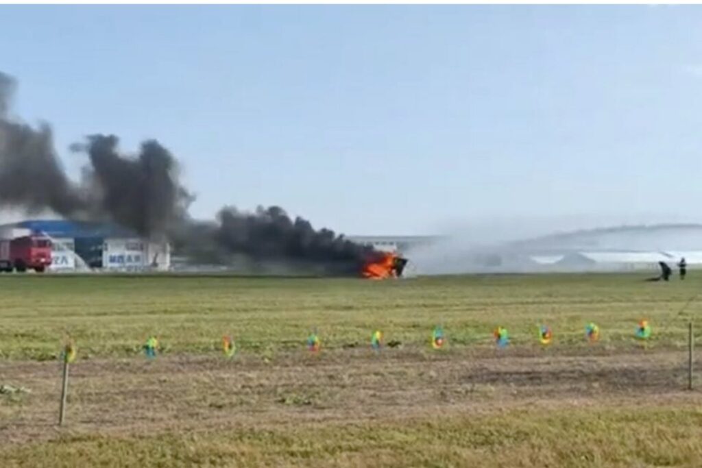 Chocan Dos Autos Voladores En Una Exhibicion