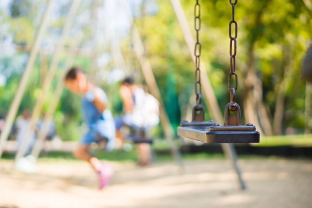 Los Niños Y El Juego Al Aire Libre