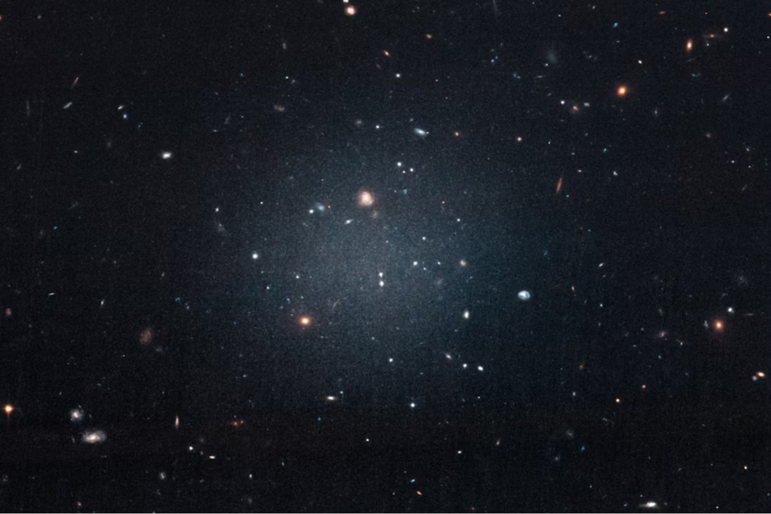 Han detectado el objeto oscuro más liviano jamás visto. No brilla, no se ve, pero su gravedad ha delatado su existencia