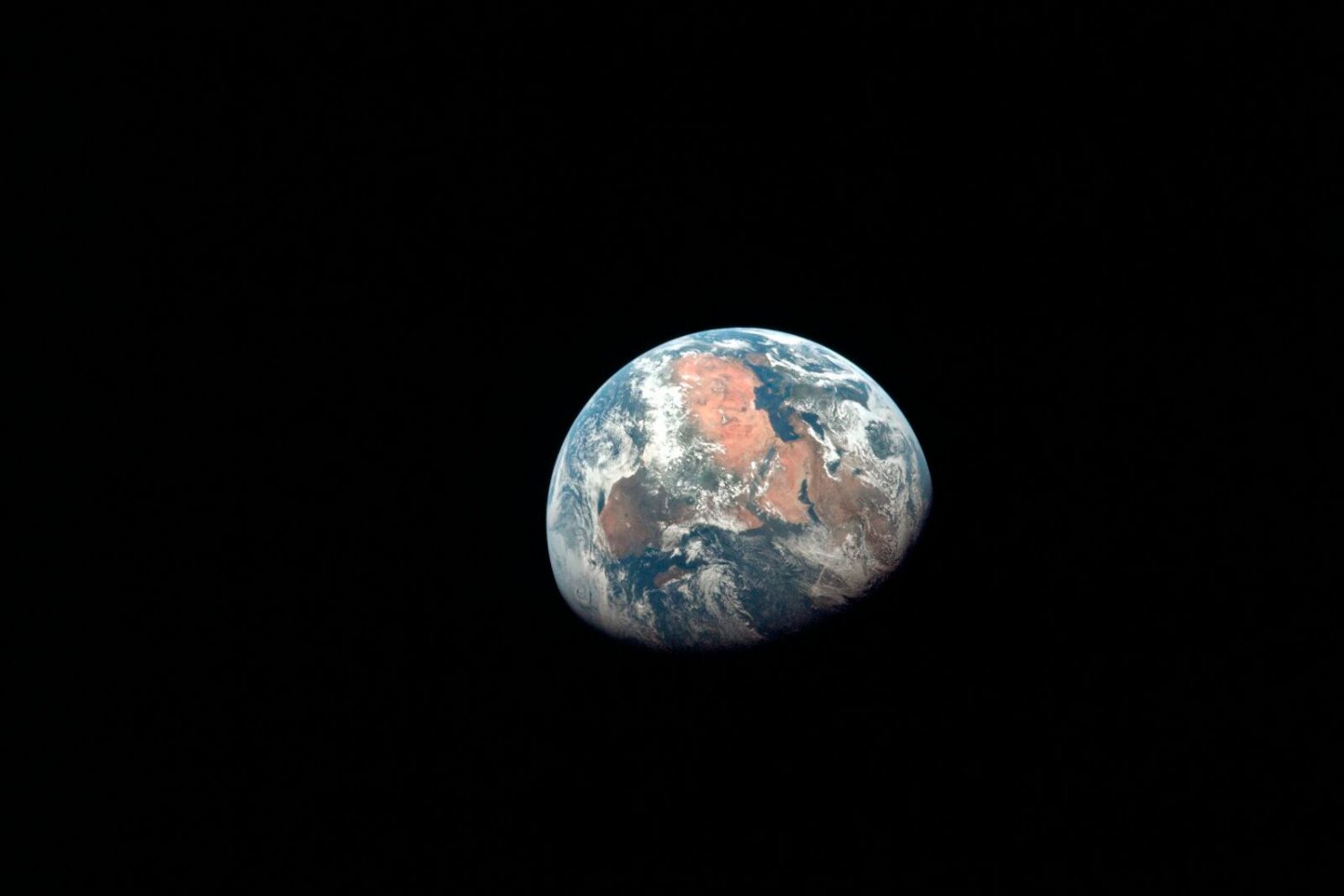 Podría haber otra Tierra escondida en el borde del Sistema Solar. Un planeta rocoso, invisible y silencioso, estaría alterando las órbitas más lejanas del Sol