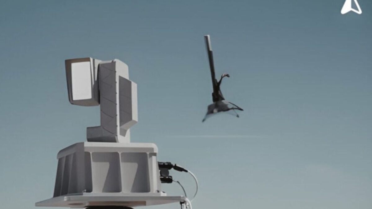En el mar, donde todo puede ser detectado o interceptado, comunicarse en secreto es cada vez más difícil. La OTAN acaba de probar un sistema láser que permite enviar información sin ser visto ni interferido