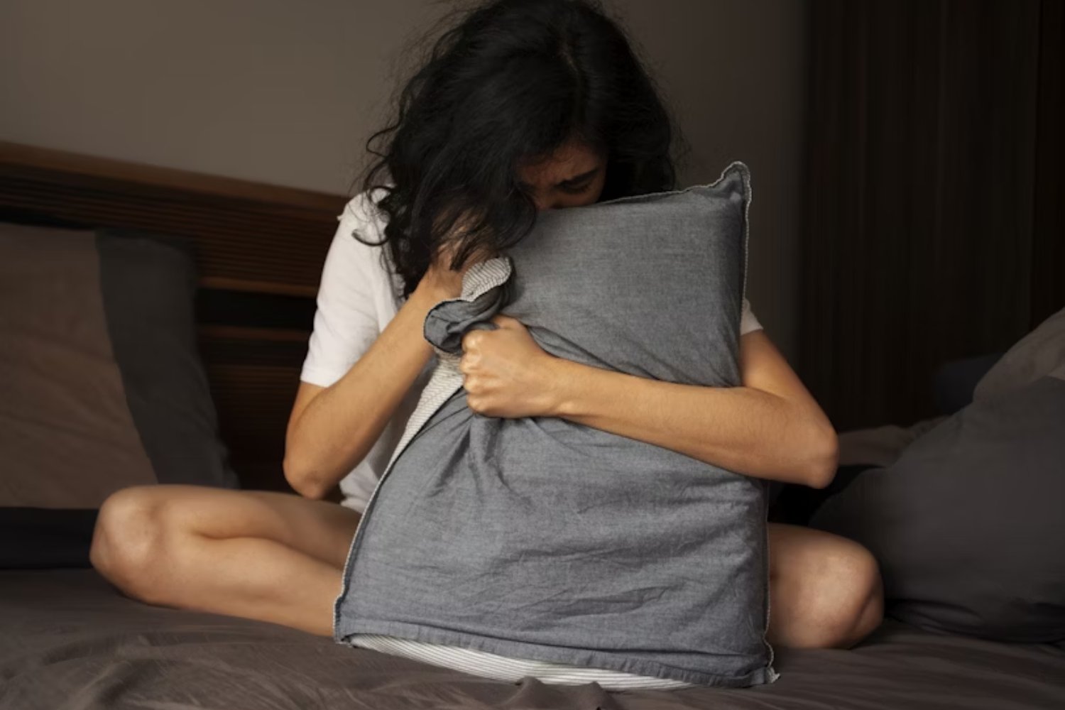 Después de medianoche no piensas igual: tu cerebro activa un modo de supervivencia que distorsiona la realidad, las emociones y las decisiones