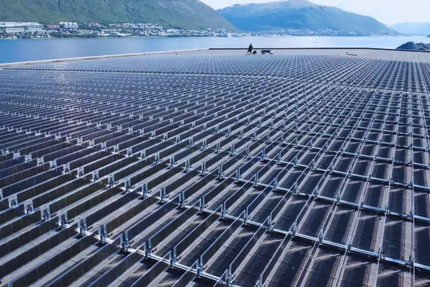 Noruega ha construido el mayor sistema solar vertical del planeta: 6.400 paneles al norte del Círculo Polar Ártico que funcionan incluso sin Sol