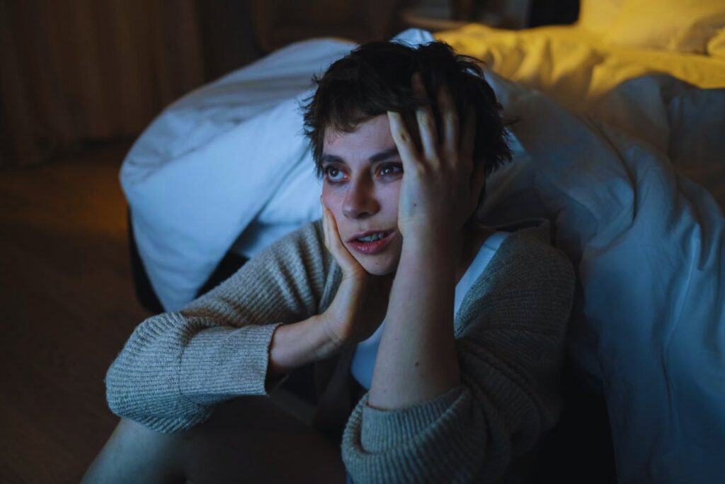 Después de medianoche no piensas igual: tu cerebro activa un modo de supervivencia que distorsiona la realidad, las emociones y las decisiones