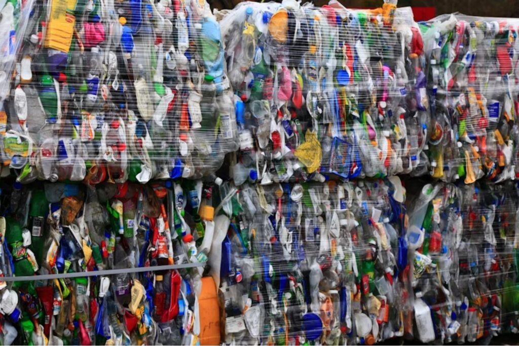 China convierte basura plástica en energía: el nuevo material que puede multiplicar la potencia de las baterías