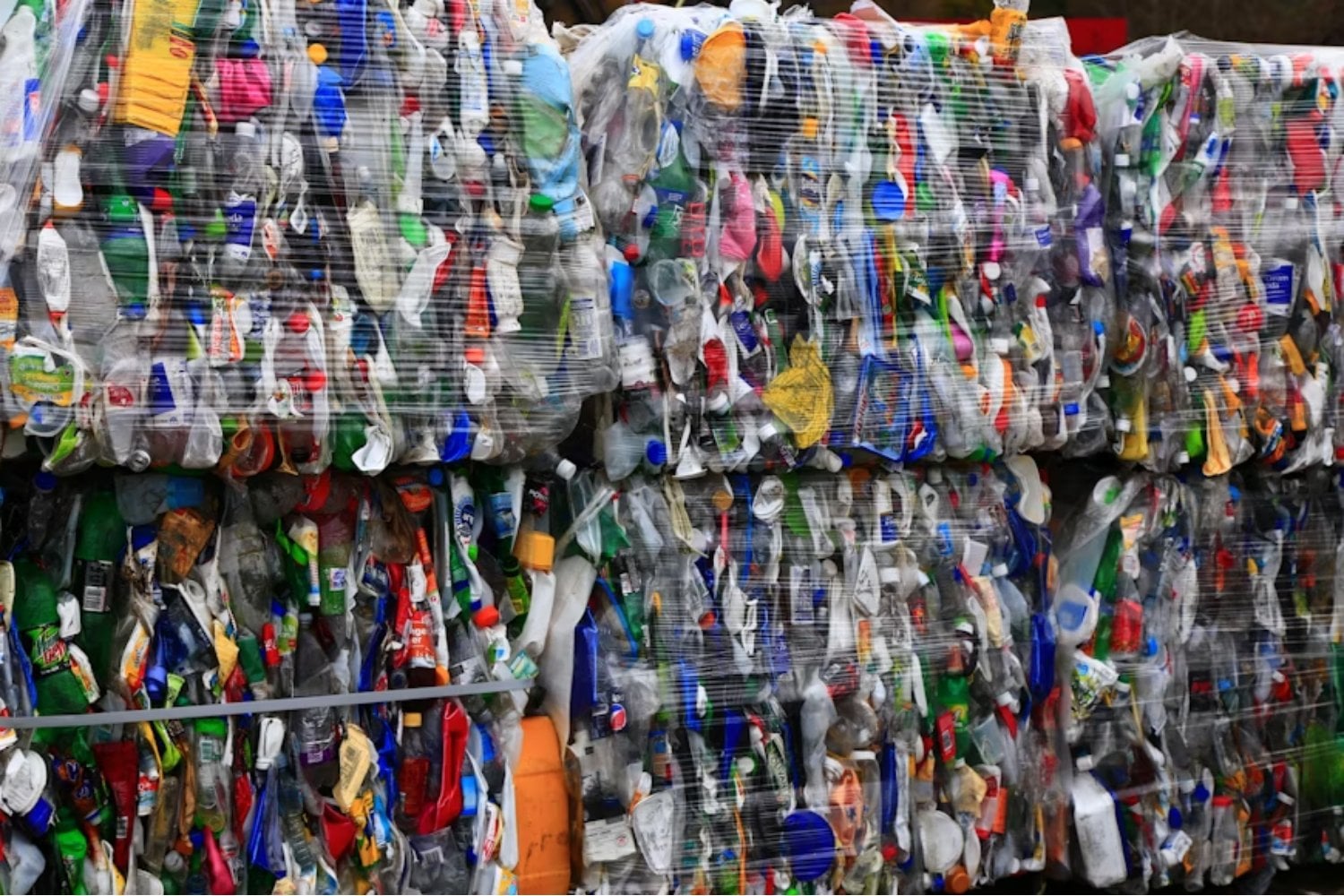 China convierte basura plástica en energía: el nuevo material que puede multiplicar la potencia de las baterías