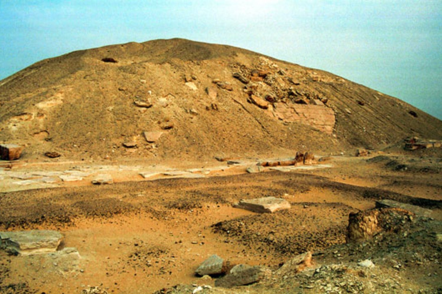 No es un simple montón de tierra. Es la pirámide de Sesostris I, el faraón que quiso reinventar la eternidad