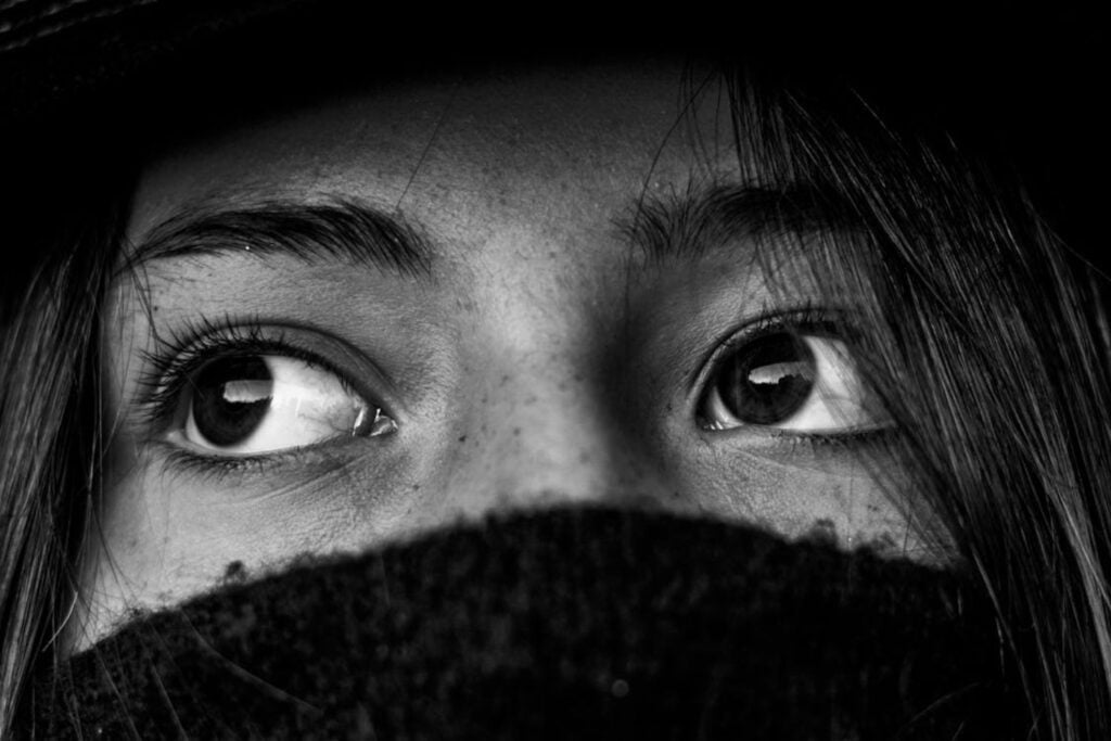 Desviar la mirada al hablar: qué revela según la psicología