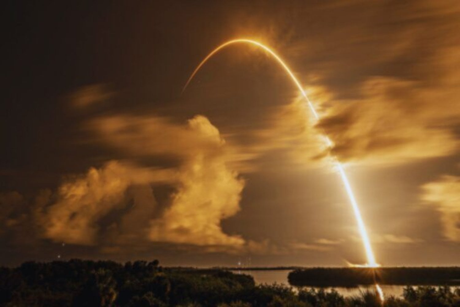No todas las luces en el cielo son estrellas fugaces. Algunas son pedazos de nosotros cayendo de vuelta a casa