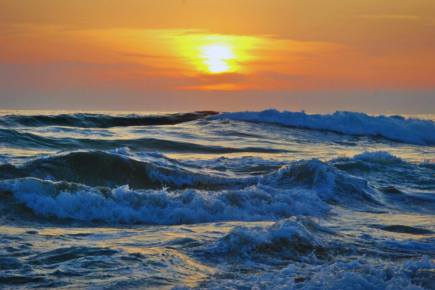 Los satélites captan las olas oceánicas más grandes jamás medidas desde el espacio. Así revelaron el poder oculto de las mareas del planeta