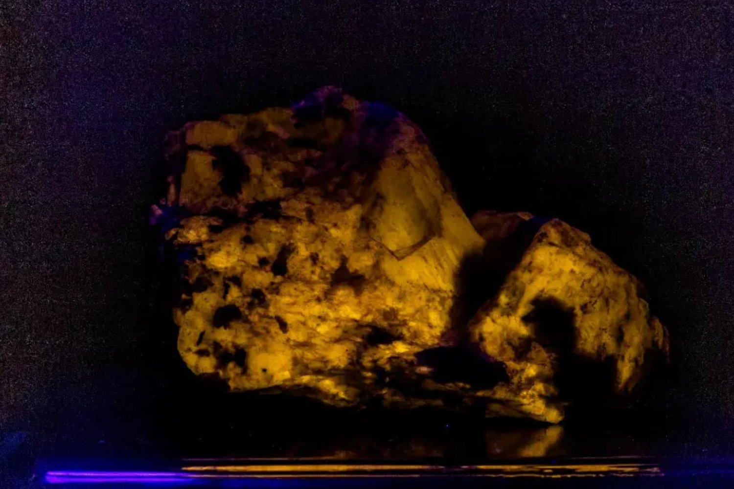 Parecen rocas comunes. Pero cuando se apagan las luces, revelan un fenómeno invisible que transforma la oscuridad en color
