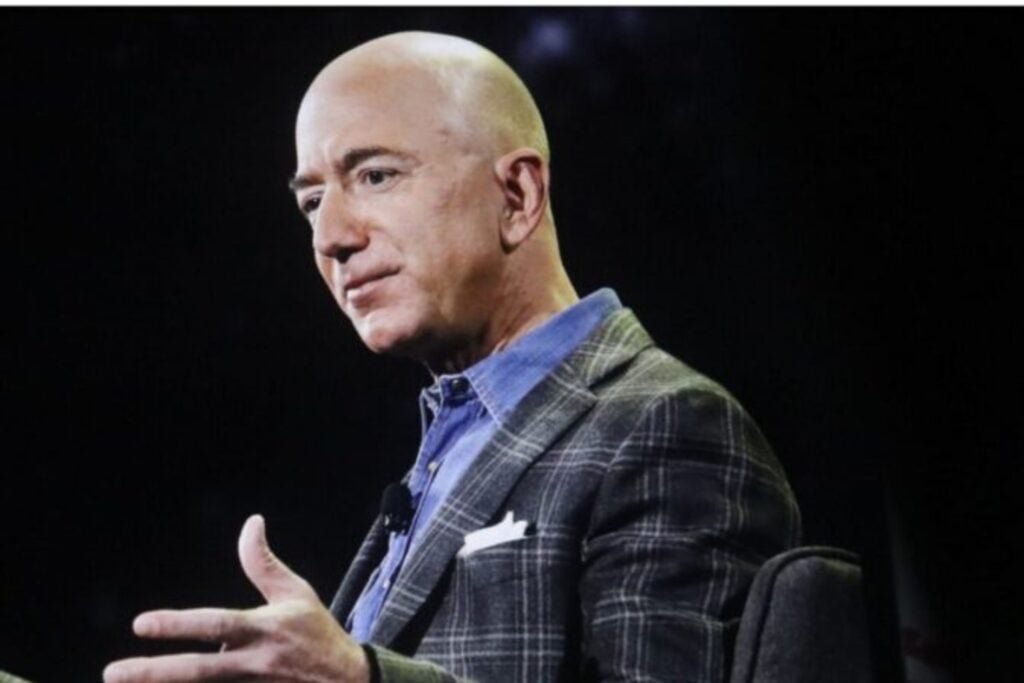 Jeff Bezos no entiende el pesimismo sobre el futuro. En 20 años millones de personas vivirán en el espacio y la IA impulsará una nueva era dorada