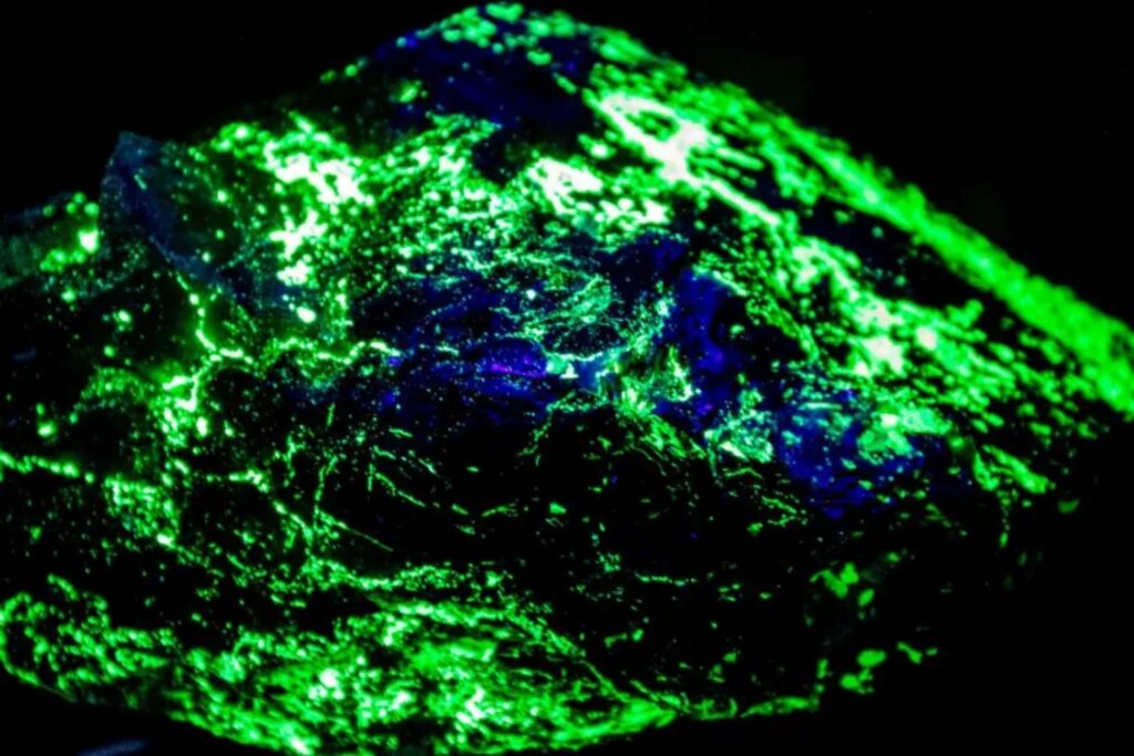 Parecen rocas comunes. Pero cuando se apagan las luces, revelan un fenómeno invisible que transforma la oscuridad en color