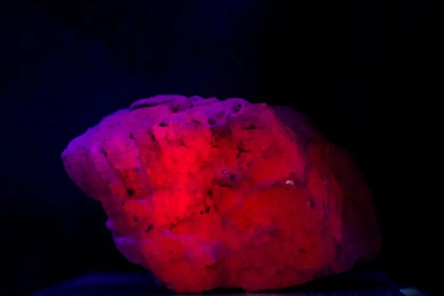 Parecen rocas comunes. Pero cuando se apagan las luces, revelan un fenómeno invisible que transforma la oscuridad en color