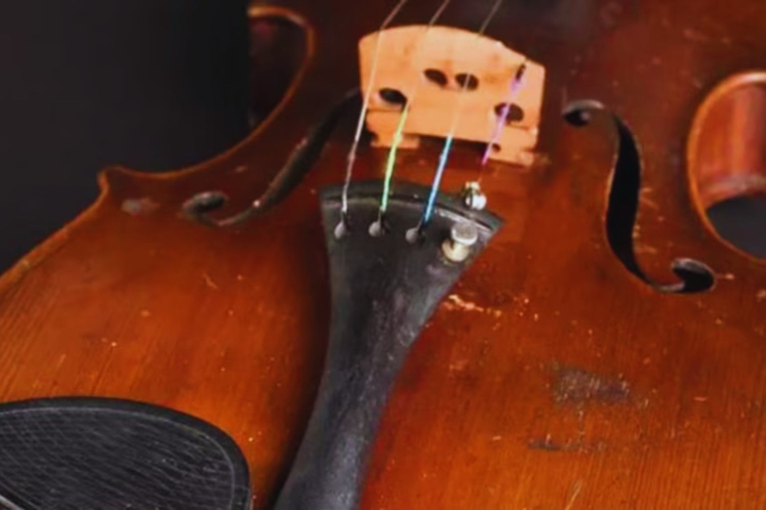 El violín olvidado de Einstein reaparece tras un siglo. Y su venta acaba de romper un récord histórico que ni los Stradivarius vieron venir