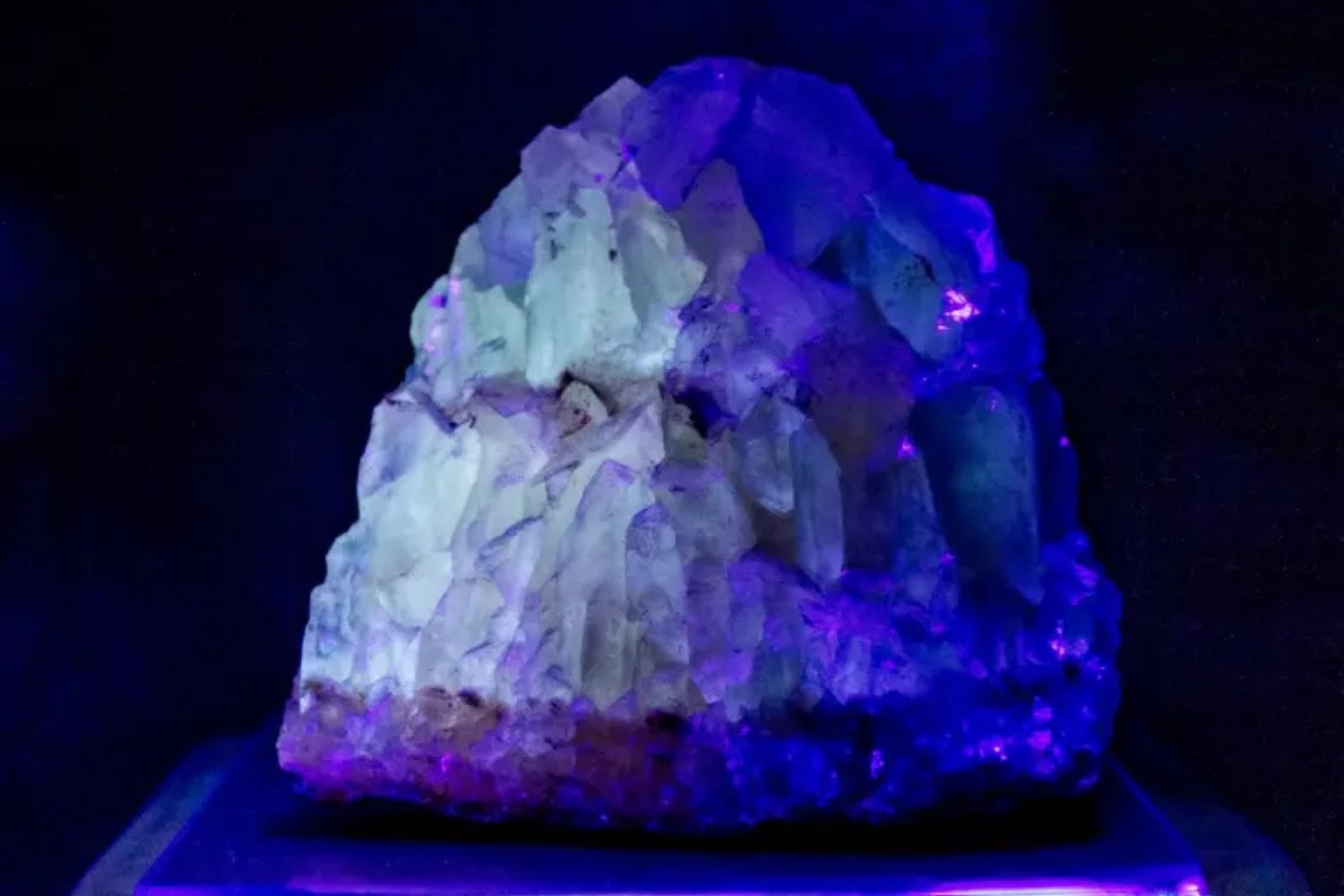 Parecen rocas comunes. Pero cuando se apagan las luces, revelan un fenómeno invisible que transforma la oscuridad en color