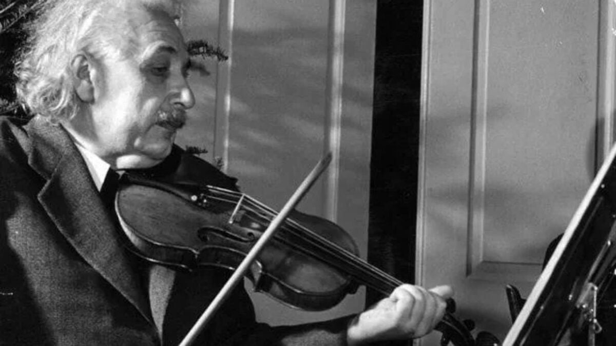 Durante décadas fue solo un viejo violín guardado entre papeles familiares y recuerdos olvidados. Ahora una subasta ha revelado que fue el instrumento que Albert Einstein tocaba mientras buscaba inspiración para sus ideas sobre el universo