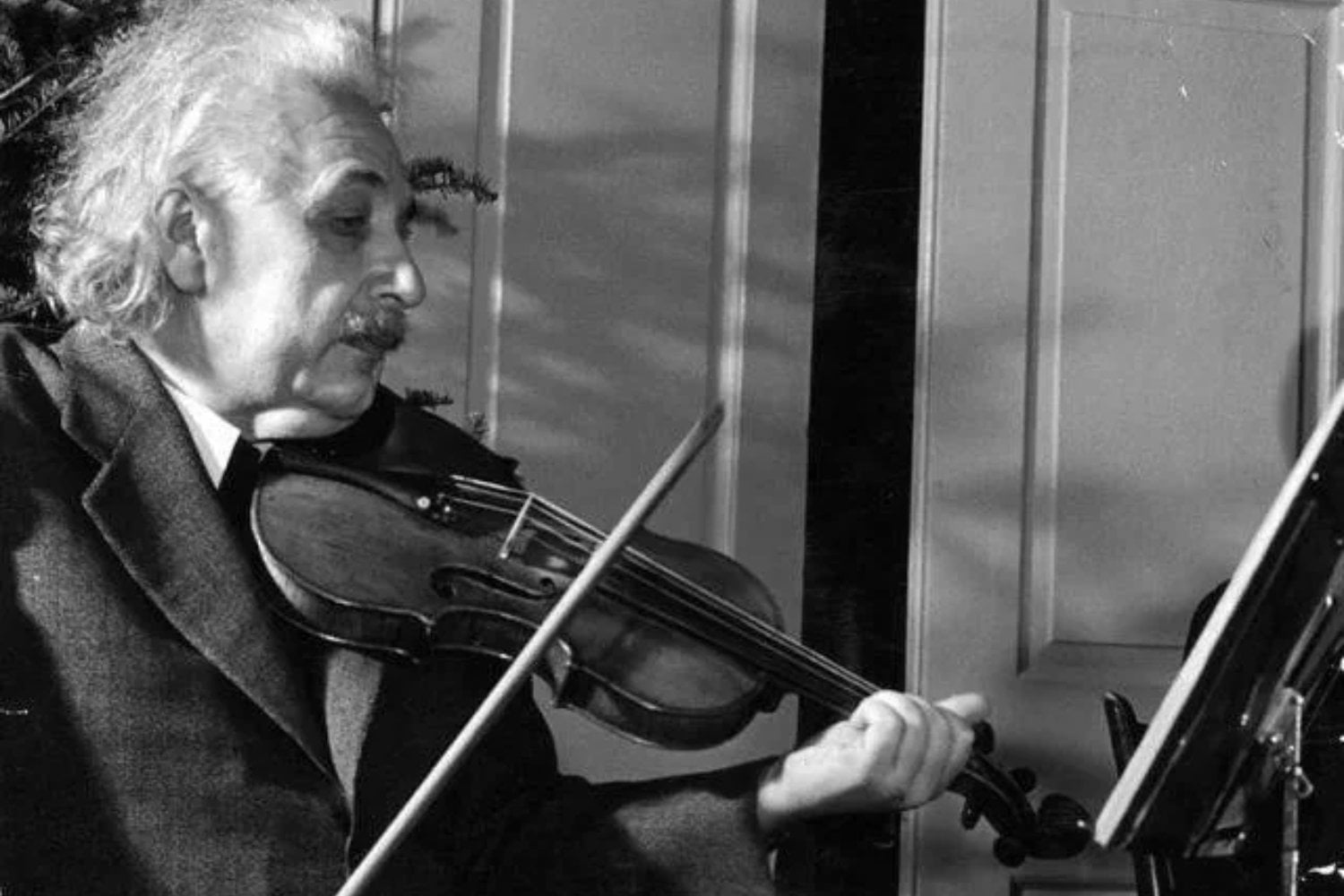 El violín olvidado de Einstein reaparece tras un siglo. Y su venta acaba de romper un récord histórico que ni los Stradivarius vieron venir