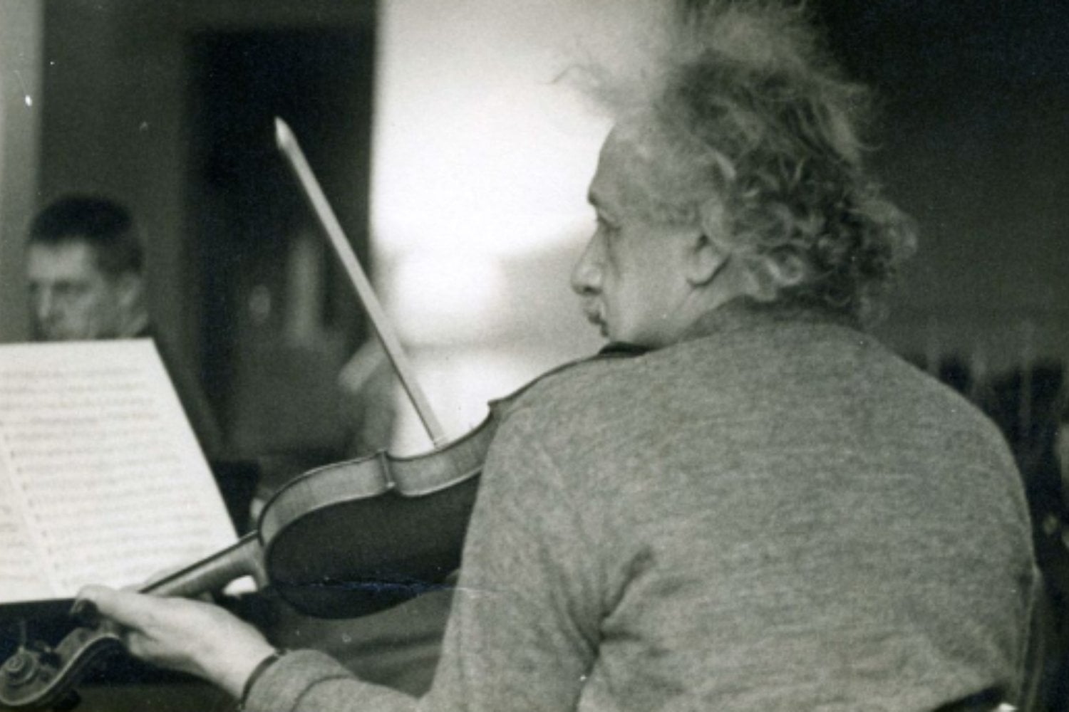 El violín olvidado de Einstein reaparece tras un siglo. Y su venta acaba de romper un récord histórico que ni los Stradivarius vieron venir
