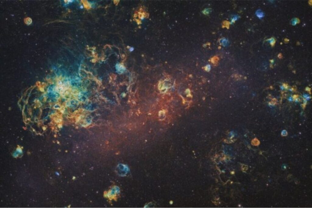 Hallazgo inédito en una galaxia vecina. El James Webb detecta moléculas esenciales para la vida en el hielo que rodea una estrella en formación