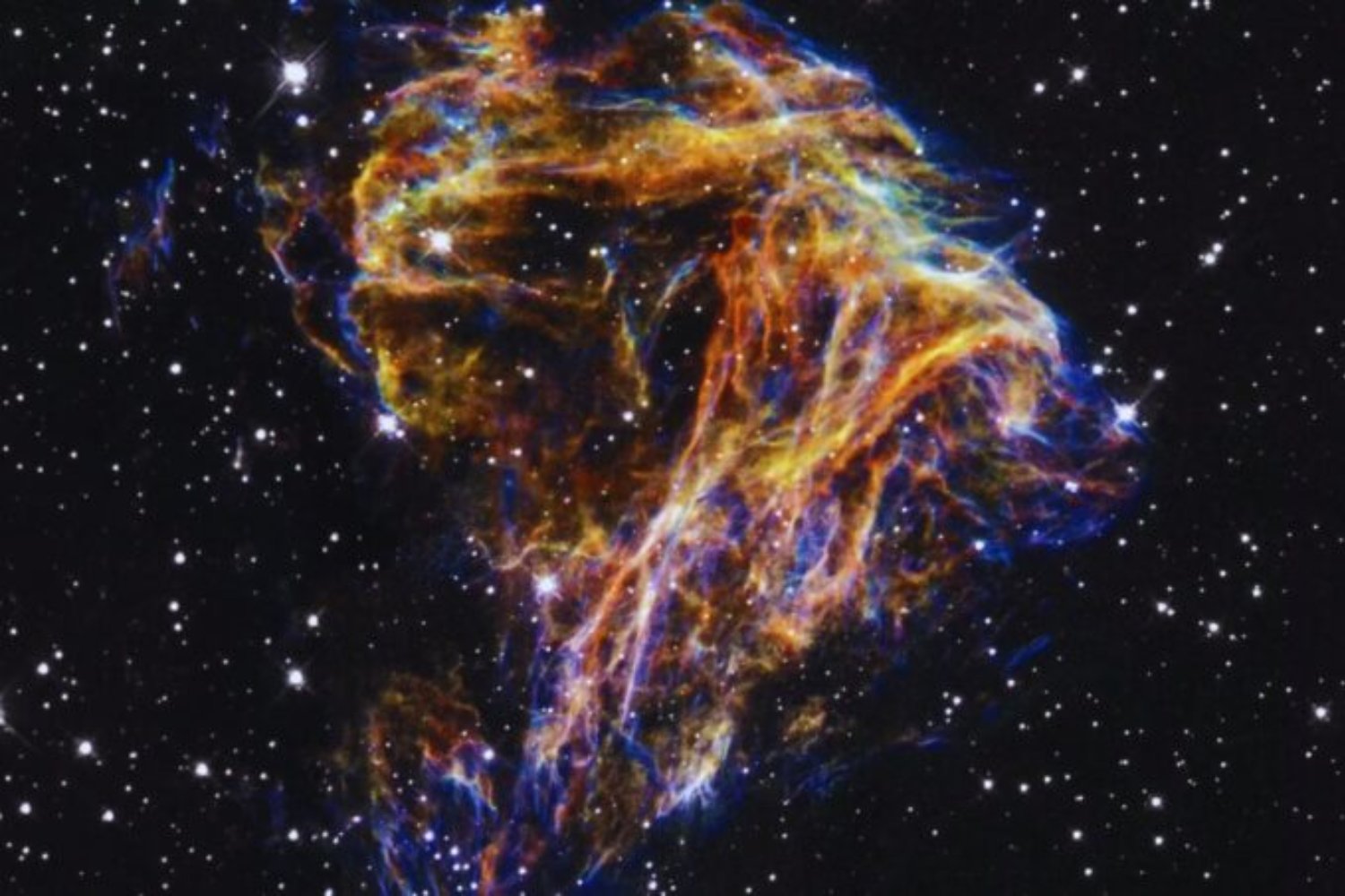 Hallazgo inédito en una galaxia vecina. El James Webb detecta moléculas esenciales para la vida en el hielo que rodea una estrella en formación