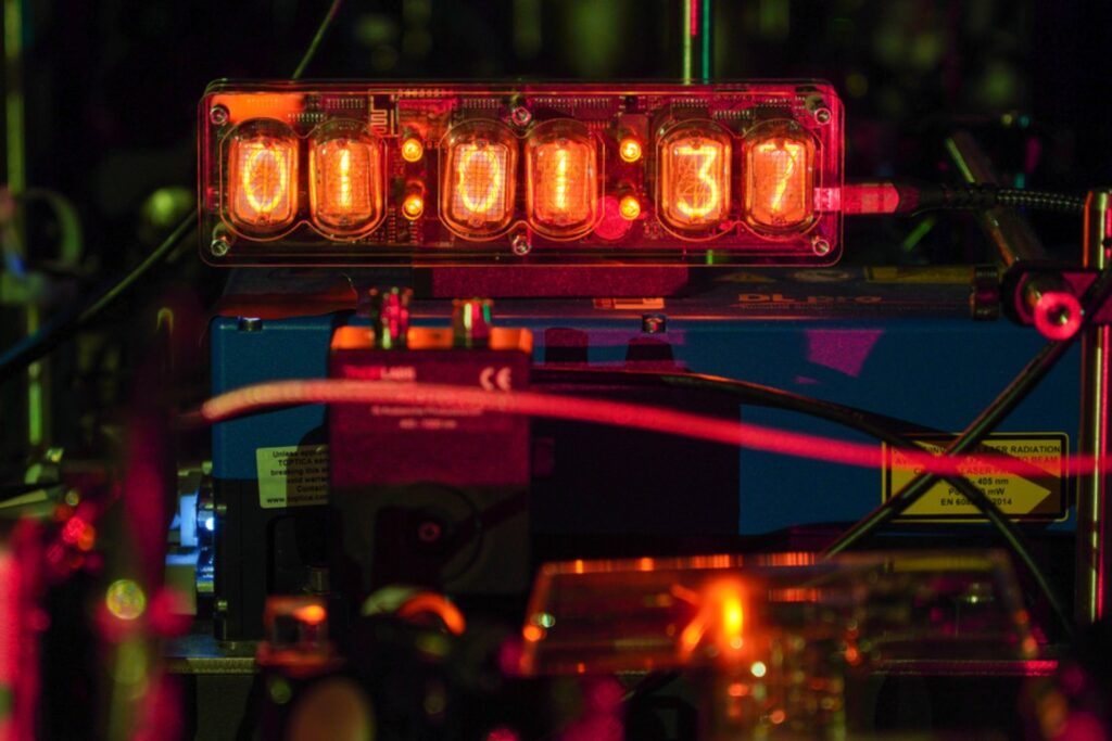 El MIT ha doblado la precisión del tiempo. Su nuevo reloj atómico “rebobina” el universo y podría revelar la materia oscura