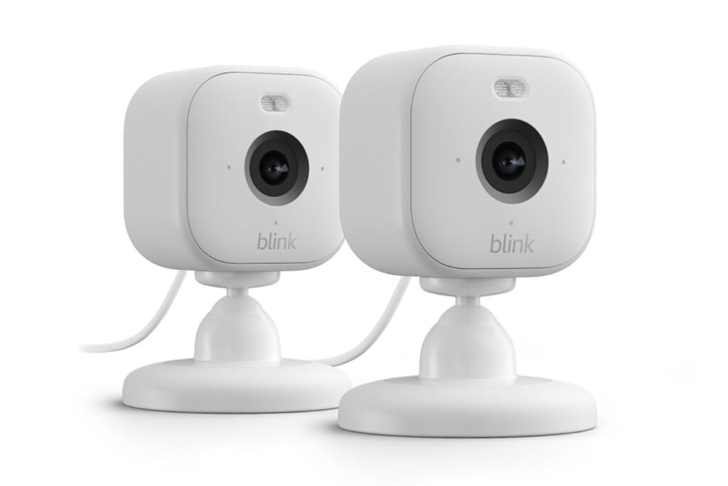 Blink Mini 2 | Cámara de vigilancia interior compacta, HD con enchufe, visión nocturna en color, foco integrado, audio bidireccional, detección de movimiento, compatible con Alexa | 2 cámaras (blanco)