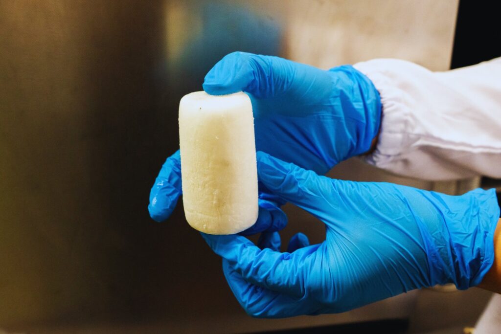 Creían que el hielo solo servía para enfriar. Pero un grupo de investigadores en Singapur acaba de convertirlo en la forma más limpia y rápida de almacenar energía