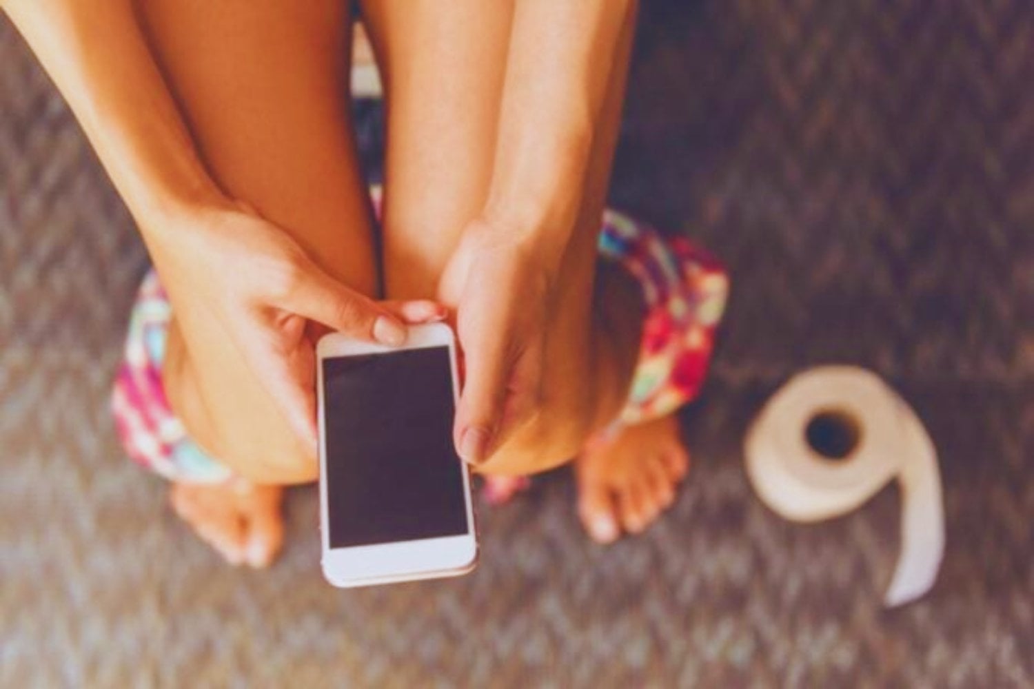 Tu ano te ruega que dejes el teléfono. Un nuevo estudio revela lo que pasa cuando navegas en el baño más de cinco minutos