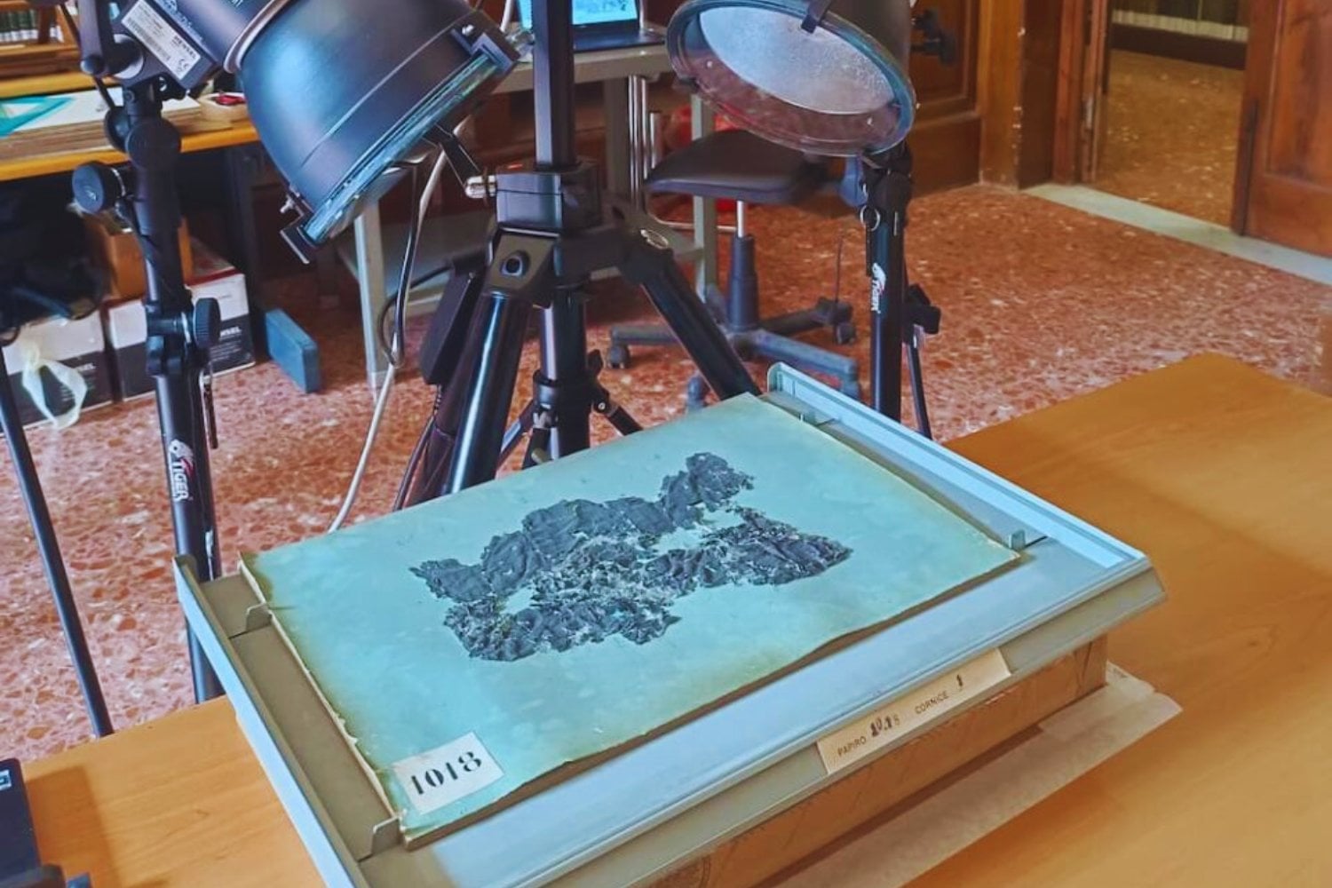 Bajo la ceniza de Herculano, los papiros han vuelto a hablar. Y lo que revelan sobre Zenón, el fundador del Estoicismo, cambia lo que creíamos saber