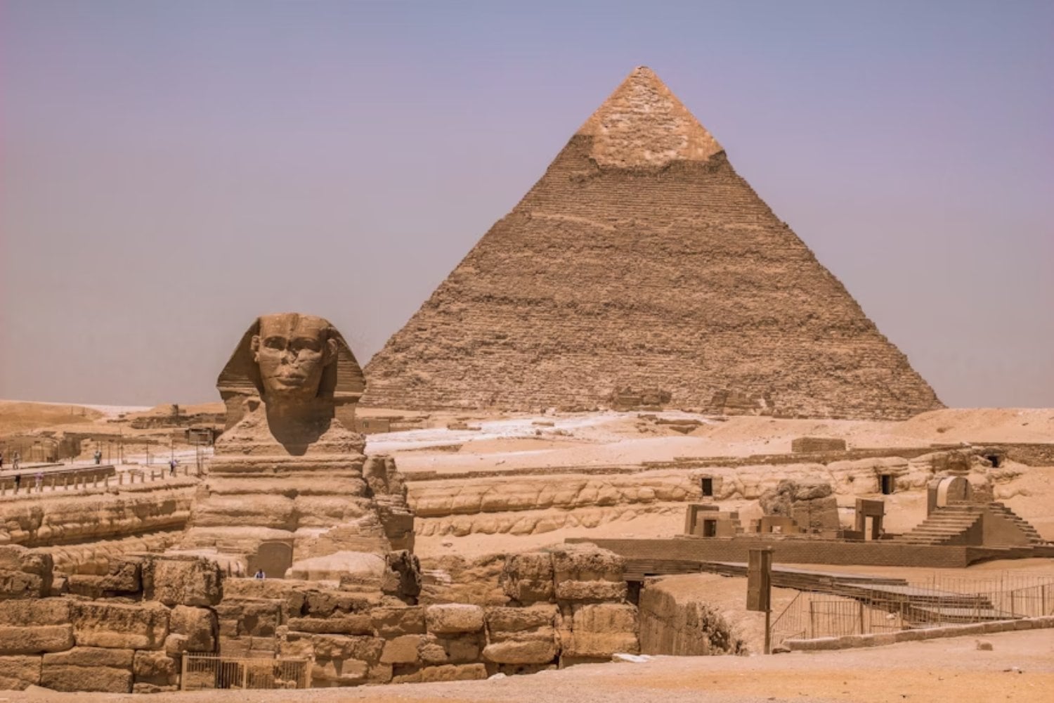Bajo la arena de Giza. Descubren túneles ocultos que podrían cambiar lo que sabemos sobre las pirámides y la Esfinge