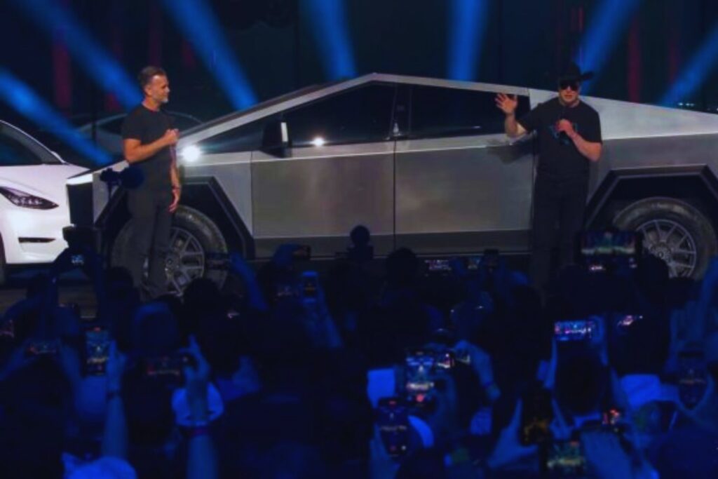 Elon Musk convierte el fracaso del Cybertruck en un plan de reciclaje corporativo. Tesla no los vende y ahora los compra con SpaceX y xAI