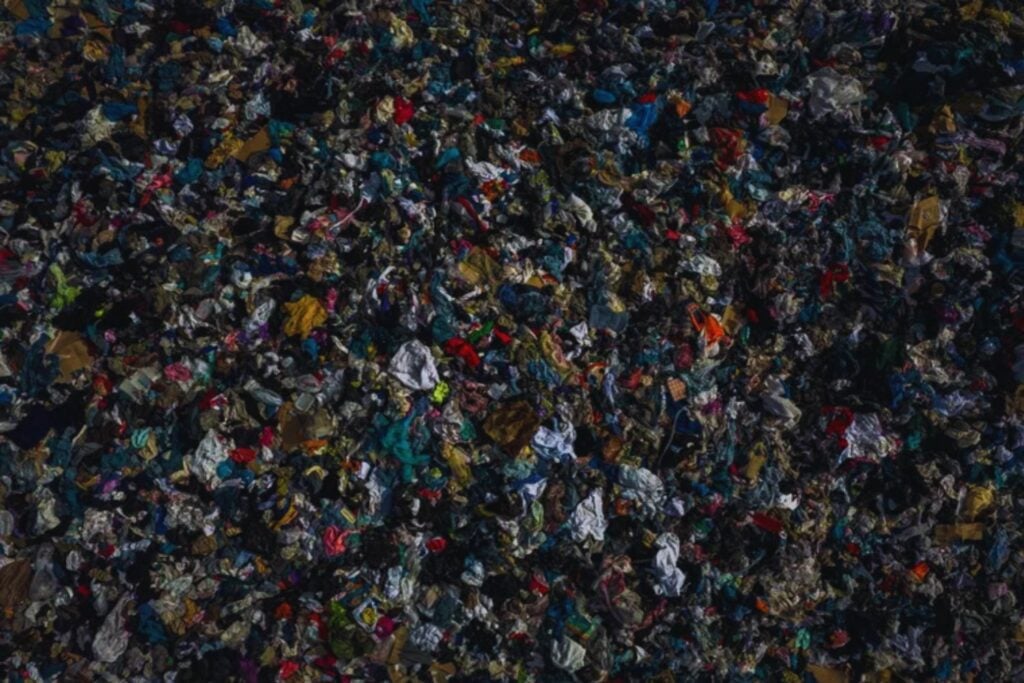 El desierto que viste gratis al mundo: Ropa de marca a valor 0 desde el vertedero más insólito del planeta